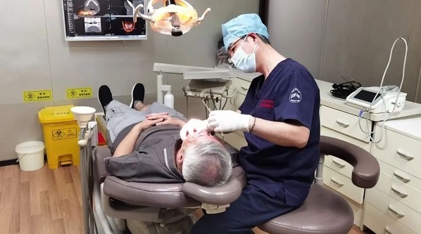 周小明院长专访|种下1万+颗牙，践行规范合理治疗20余年