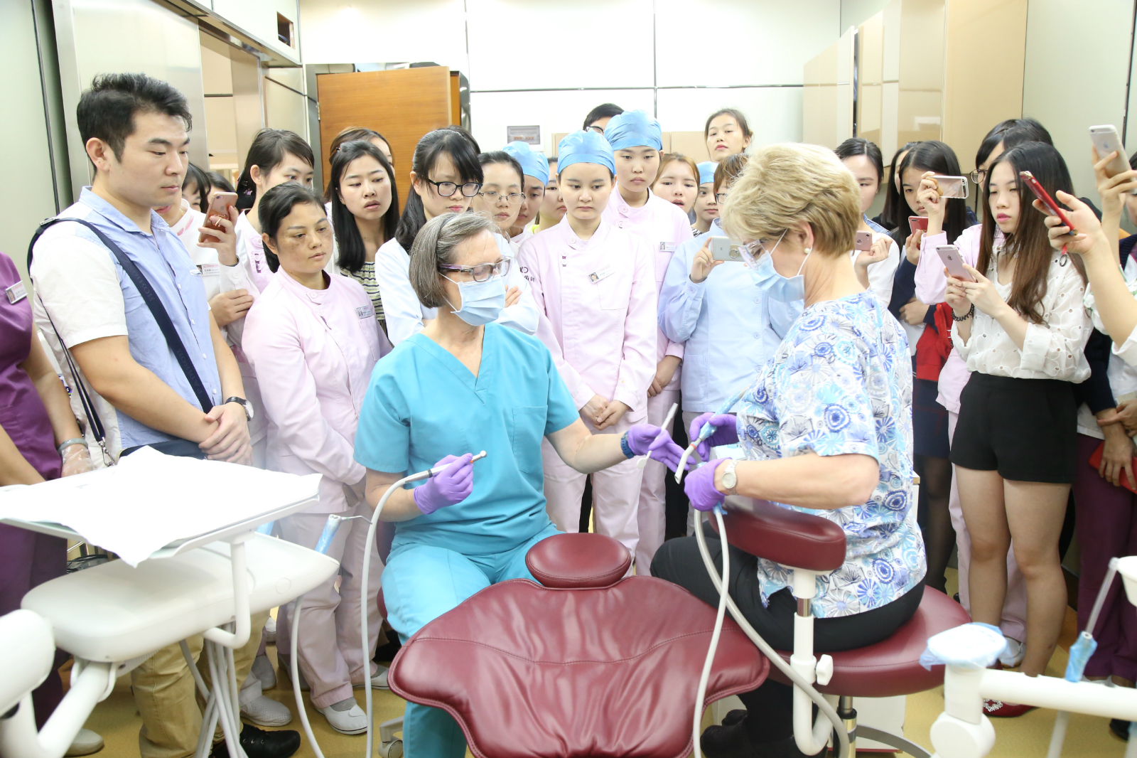 中美牙科技术培训在爱康健圆满落幕