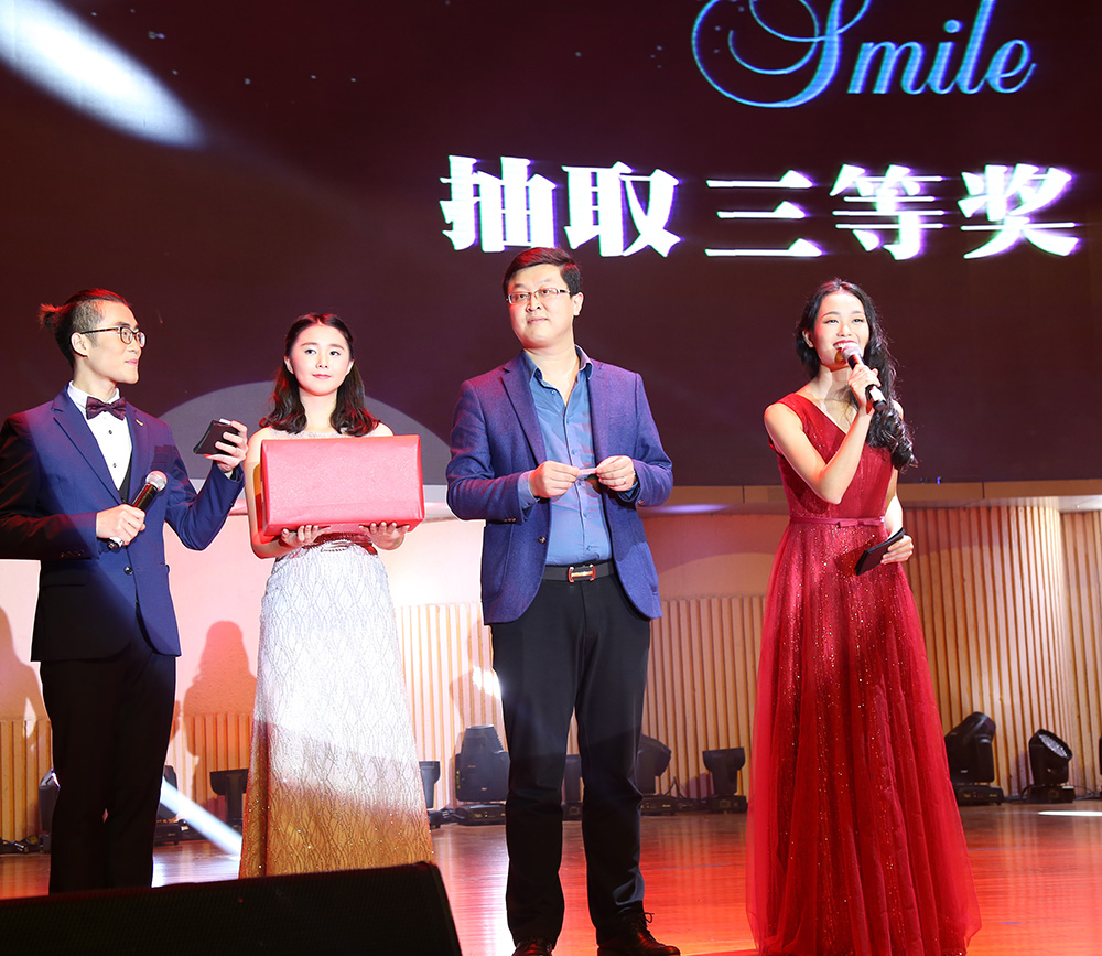 爱康健助力深大迎新晚会，开启“寻找亚当的微笑”之旅