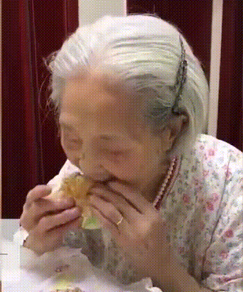 喝可乐吃毛肚！成都98岁“吃货”奶奶网络走红