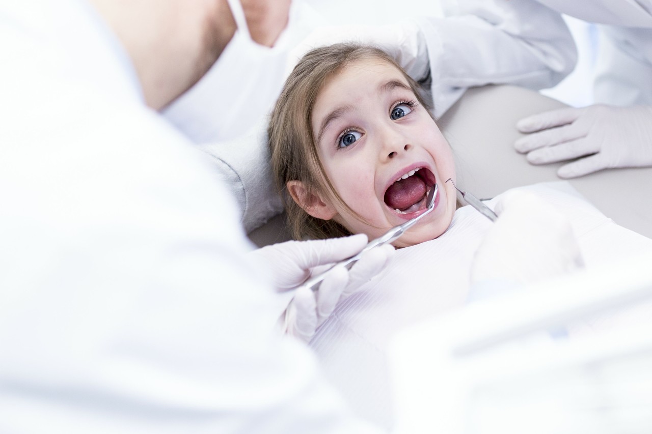 牙齿换牙时间顺序图，孩子4岁开始换牙，现在刚满6岁已经换第7颗牙了，正常吗