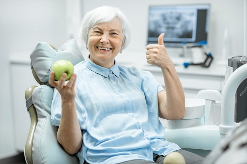 老年人全口牙缺失是種植牙還是做活動假牙