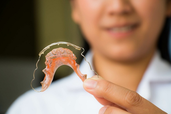 深圳箍牙过程中牙齿保持器种类
