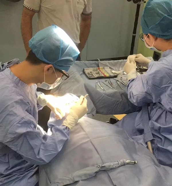 深圳種牙邊個醫生好